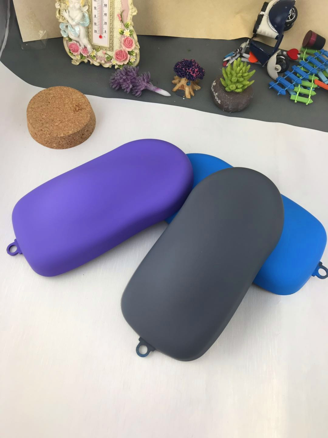 Water-based elastic paint